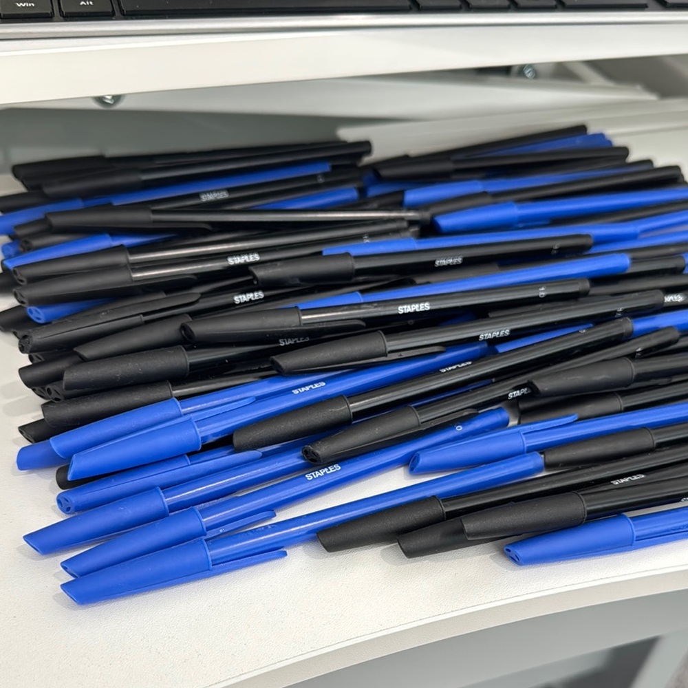 (84) Staples Blue and Black Pens Set